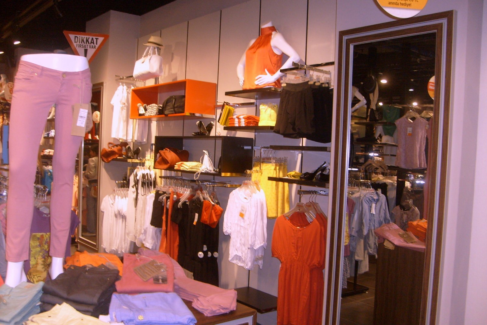 İzmir Gaziemir Optimum Avm Collezione — Mağaza & Ofis, Collezione